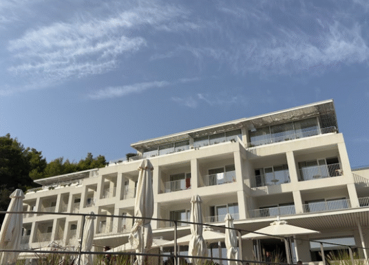 Radisson Resort Plaza Skiathos: un rifugio mediterraneo tra mare, natura e relax
